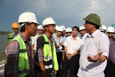 Bộ trưởng Đinh La Thăng kiểm tra tiến độ cầu Mỹ Lợi ngày 17/7/2015